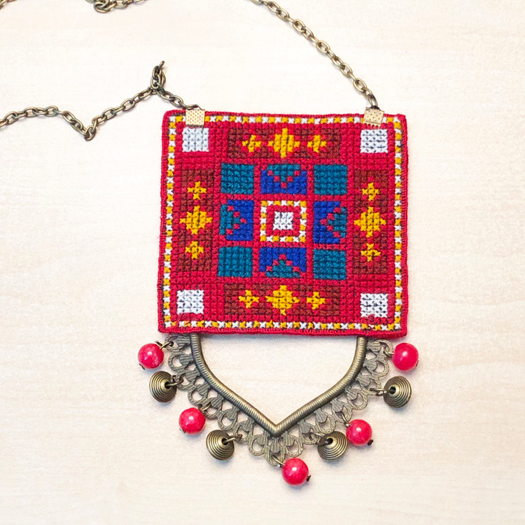 گردنبند زنانه سوزن دوزی لاکچری