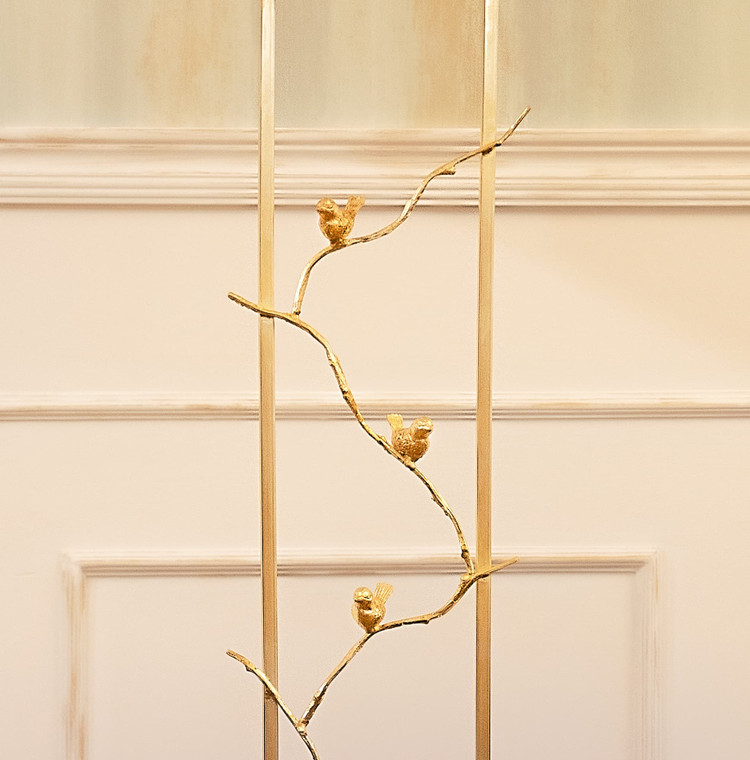 آباژور ایستاده کنار سالنی