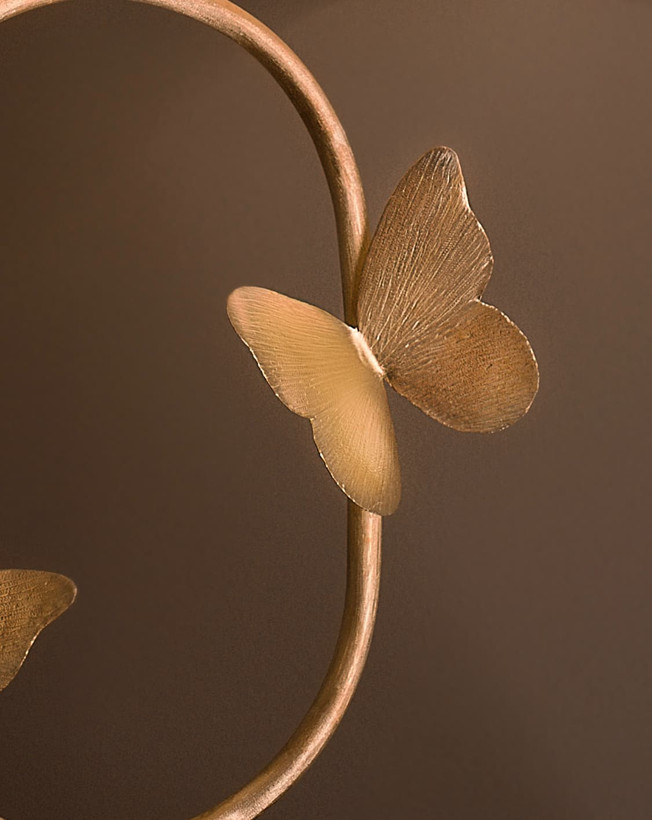 آباژور ایستاده کنارسالنی