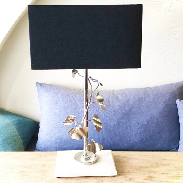 آباژور رومیزی دستساز استیل نقرهای با پایه سنگ گرانیت و شید پارچه ابریشمی