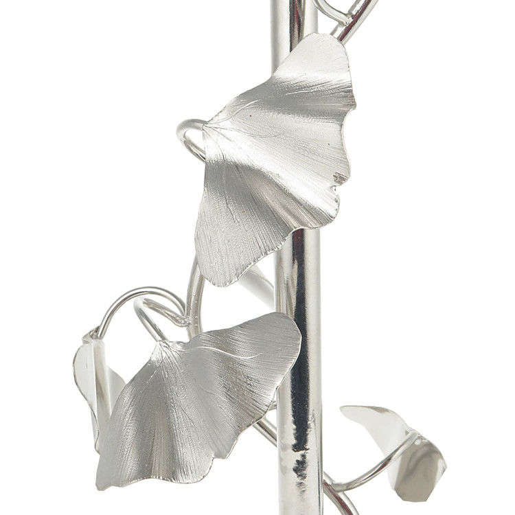 جزئیات برگ نیلوفری روی بدنه آباژور رومیزی استیل لاکچری گالری عزیزی