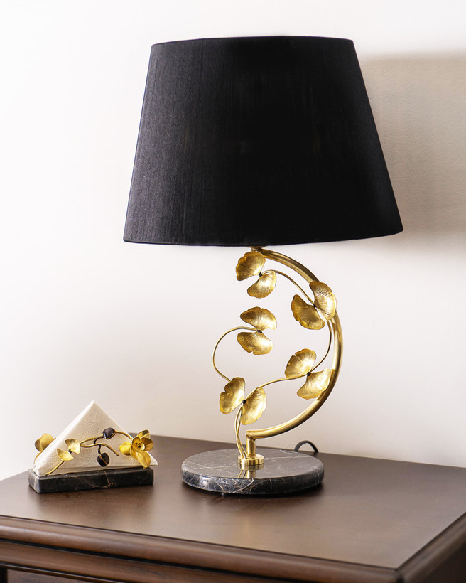 آباژور کنار سالنی برنجی