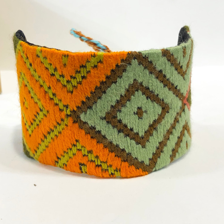 دستبند سوزندوزی