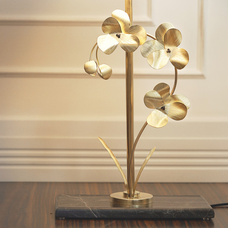 آباژور رومیزی مدرن کنارسالنی - نورپردازی در تاریکی