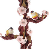 آباژور ایستاده کنارسالنی