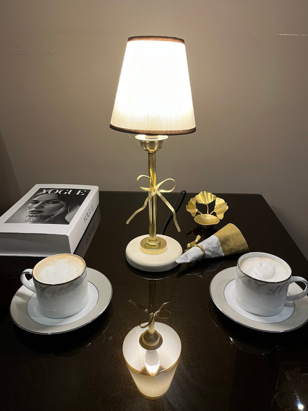 آباژور کنار تختی