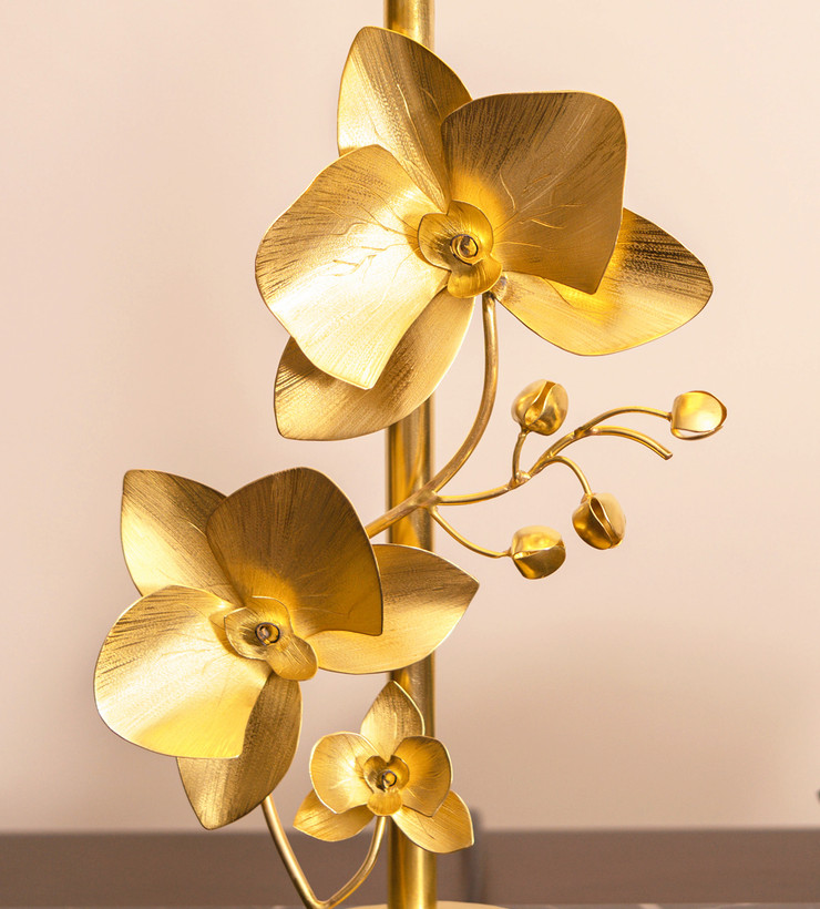 آباژور رومیزی کنار مبلی