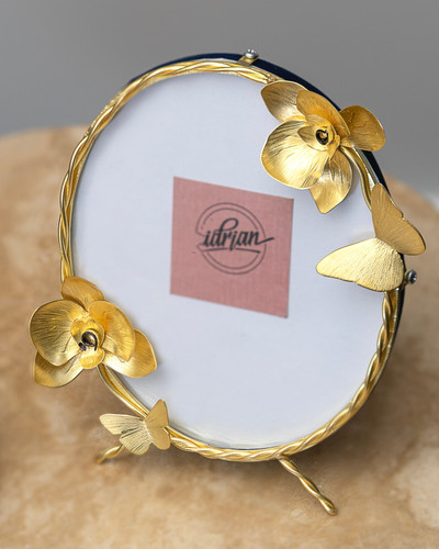 قاب عکس رومیزی برنجی جدید گالری عزیزی طرح گل ها و پروانه ها