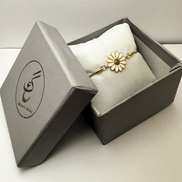 دستبند زنانه ظریف استیل طلایی با گل سفید صدفی