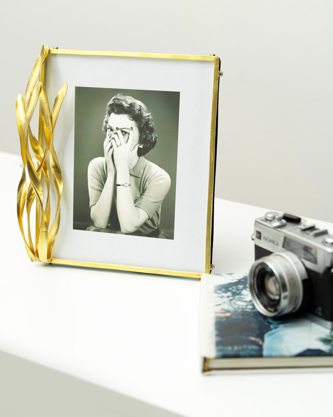 قاب عکس رومیزی طلایی برنجی با طراحی موجدار هنری - گالری عزیزی