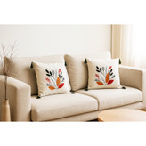 کوسن طرح برگ مینیمال دو عددی روی مبل کرم