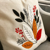 کوسن طرح برگ مینیمال دو عددی روی مبل کرم