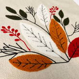 کوسن طرح برگ مینیمال دو عددی روی مبل کرم