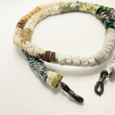 نمای نزدیک بند عینک مدل پارچهدوزی