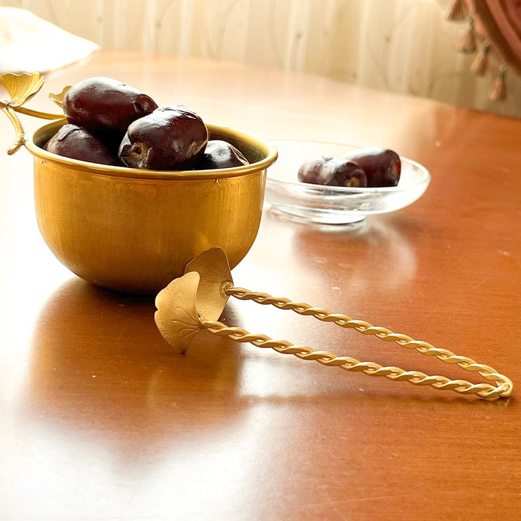 انبر سرو شیرینی طلایی فلزی با طراحی شیک و مناسب میز پذیرایی