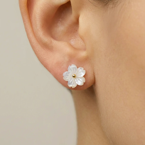 گوشواره گل صدفی ظریف روی گوش مدل