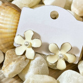 گوشواره گل صورتی مرواریدی مناسب استفاده روزمره