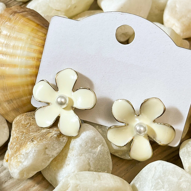 گوشواره گل صورتی مرواریدی مناسب استفاده روزمره