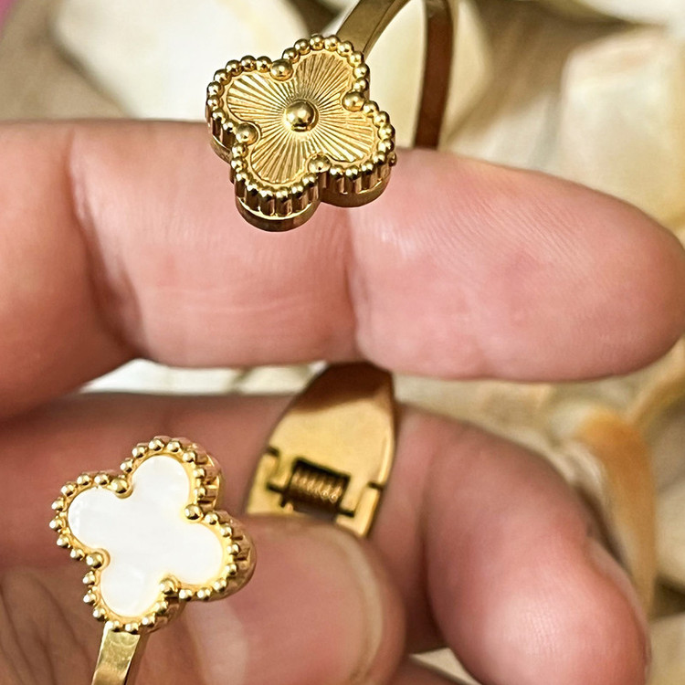 دستبند طلایی زنانه ون کلیف با طراحی ظریف