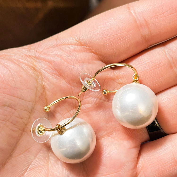 گوشواره زنانه مروارید سفید با حلقه طلایی ظریف