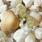 گوشواره زنانه برنجی طرح بته جقه با مروارید ظریف