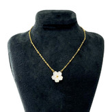 گردنبند زنانه مدل گل بابونه سفید طلایی