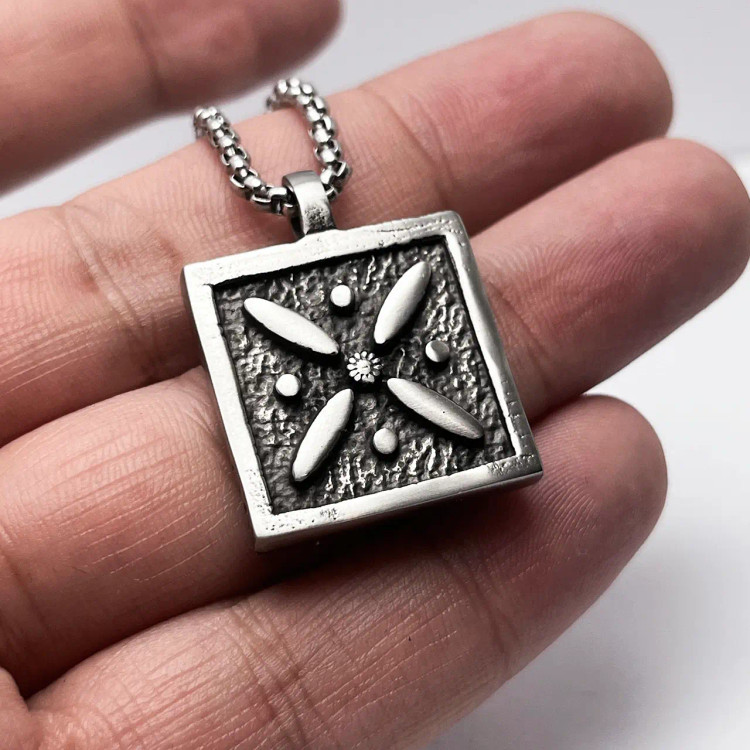 گردنبند مردانه درفش کاویانی نمای نزدیک پلاک