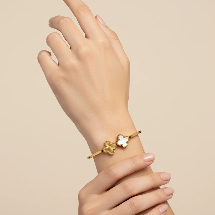 دستبند ون کلیف روی مچ دست زنانه