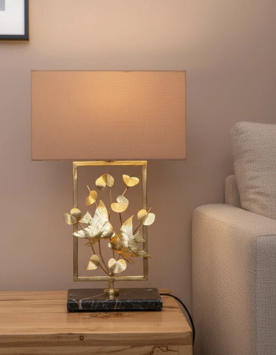 آباژور رومیزی برنجی دکوراتیو کنار مبل