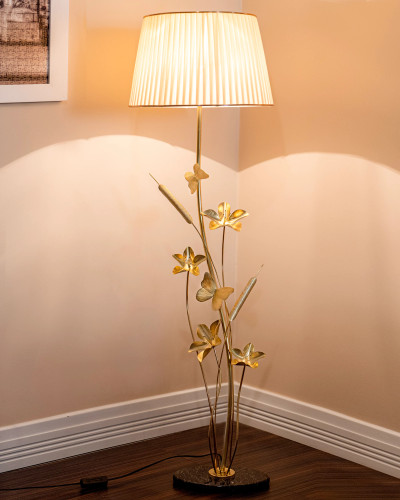 آباژور ایستاده برنجی دستساز مدل گل و پروانه کنار مبل در پذیرایی