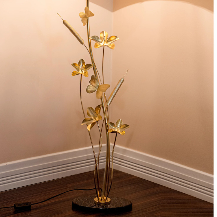 جزئیات گل و پروانه آباژور ایستاده برنجی گالری عزیزی