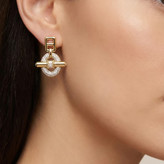 نمای نزدیک نگین سواروسکی روی گوشواره هرمس - درخشش بالا و کیفیت عالی - گوشواره زنانه استیل