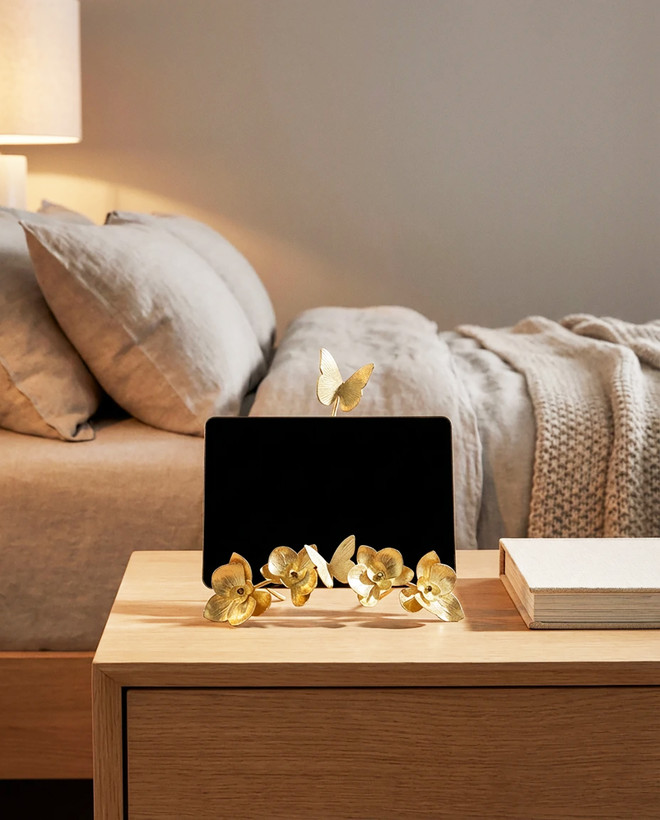 قاب عکس رومیزی برنجی مدل گلهای ارکیده روی میز کار – دکوراسیون لوکس