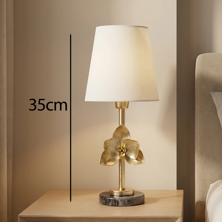 جزئیات پایه برنجی و گل طلایی چراغ خواب