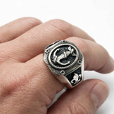 انگشتر روی دست مدل مردانه