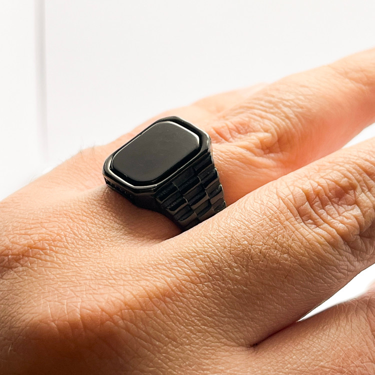 انگشتر مردانه مشکی از نمای نزدیک