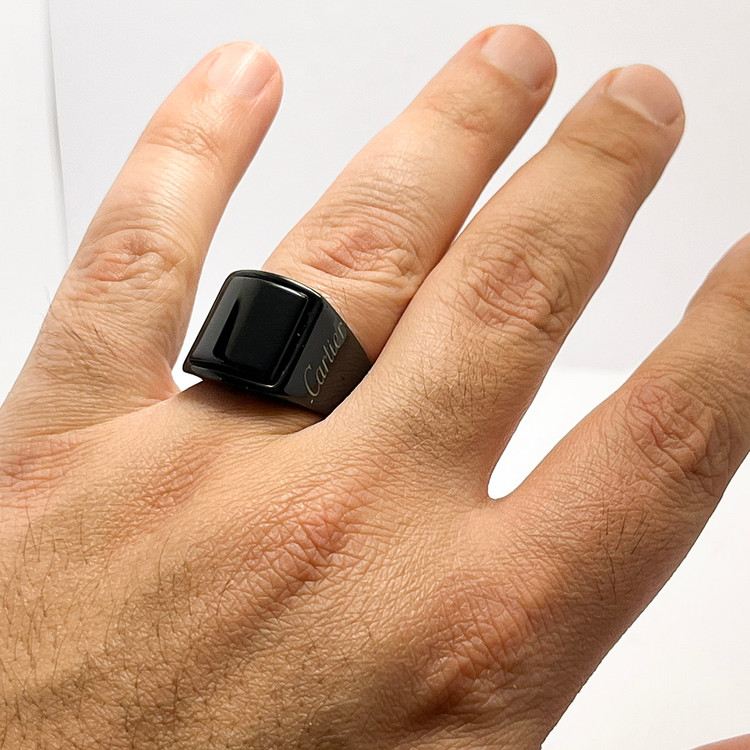 انگشتر مردانه استیل 316 مشکی طرح کارتیر نمای زاویهدار