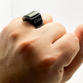 نمای نزدیک سنگ اونیکس مشکی گنبدی روی انگشتر مردانه کارتیر