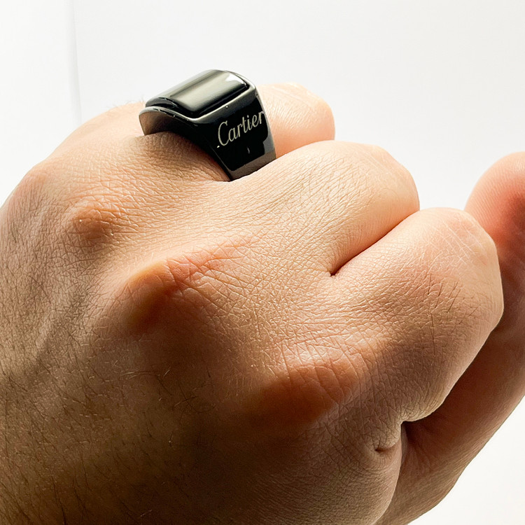 نمای نزدیک سنگ اونیکس مشکی گنبدی روی انگشتر مردانه کارتیر
