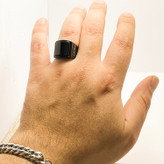 انگشتر مشکی مردانه با سنگ اونیکس مناسب استایل رسمی و مدرن