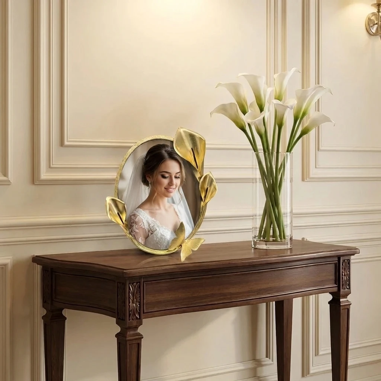 قاب عکس رومیزی برنجی دستساز گالری عزیزی مدلگلهای شیپوری ( فرم بیضی )